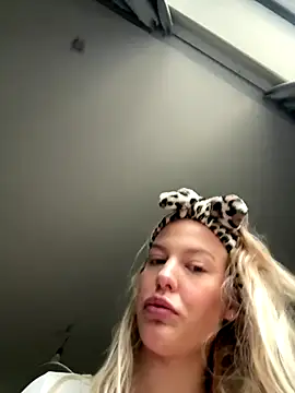 Snapshot of Chloemillerrxx chatting on 10/10/25, 01:21 Chloemillerrxx online show from 10/10/25, 01:21