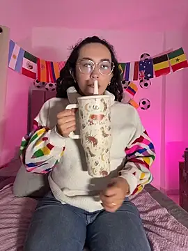 Snapshot of alehia_cute chatting on 06/19/26, 11:52 alehia cute online show from 06/19/26, 11:52