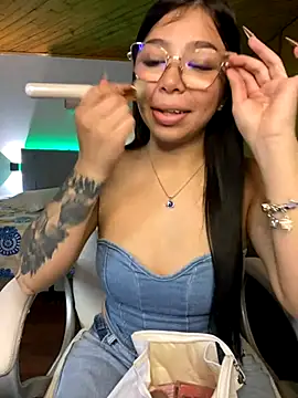 Maddy Piink online show from 11/28/25, 09:06