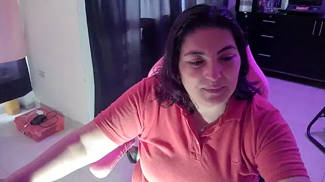 Snapshot of lina_maria99 chatting on 05/05/26, 03:53 lina maria99 online show from 05/05/26, 03:53