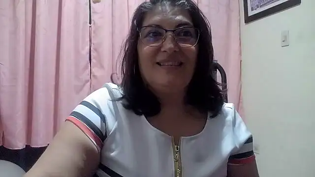 Snapshot of lina_maria99 chatting on 05/19/26, 01:11 lina maria99 online show from 05/19/26, 01:11