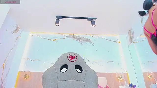 valirya devote online show from 12/18/25, 03:45