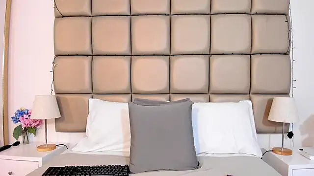 MiaMillers1 online show from 12/22/25, 11:18