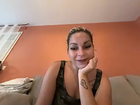 Snapshot of minettedusud chatting on 09/18/25, 07:32 minettedusud online show from 09/18/25, 07:32