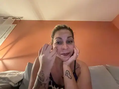 Snapshot of minettedusud chatting on 09/18/25, 08:33 minettedusud online show from 09/18/25, 08:33