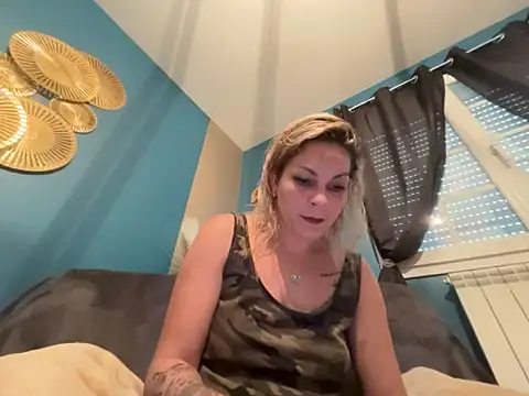 Snapshot of minettedusud chatting on 09/19/25, 09:32 minettedusud online show from 09/19/25, 09:32