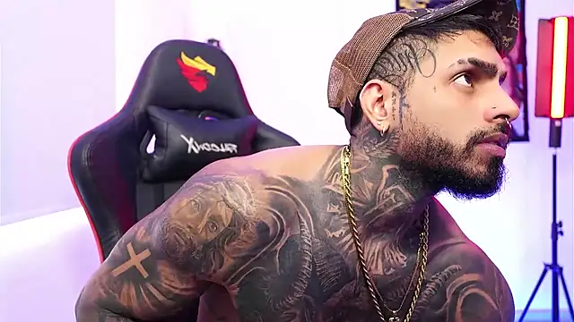 logan hugh8 online show from 11/17/25, 07:30