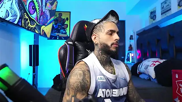 logan hugh8 online show from 02/15/26, 08:38