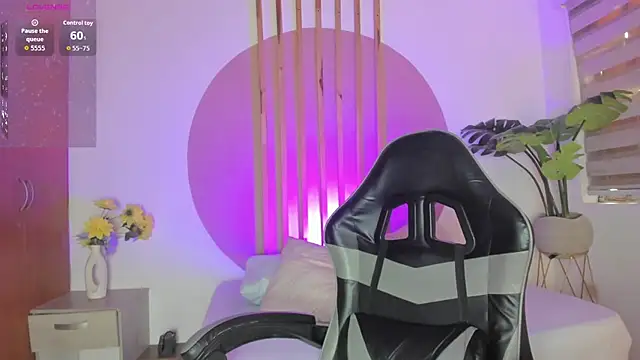 Snapshot of rei_cos chatting on 11/18/25, 01:04 rei cos online show from 11/18/25, 01:04