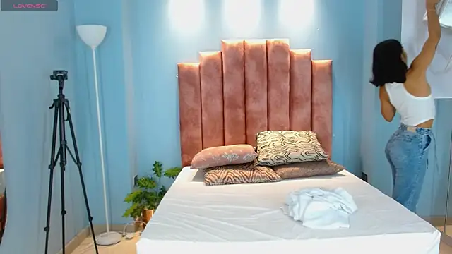 Milaa Star  online show from 04/24/26, 03:09