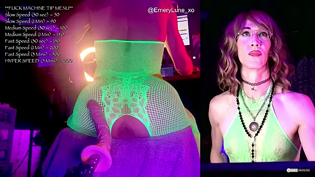 Snapshot of EmeryLune_xo chatting on 10/22/25, 04:02 EmeryLune xo online show from 10/22/25, 04:02