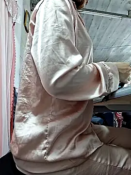 irina hana online show from 12/17/25, 01:00