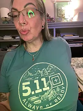 dieseldame1313 online show from 04/23/26, 11:51