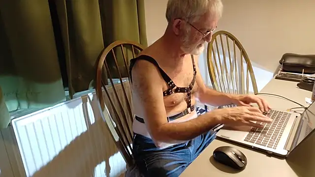 Snapshot of ewaldwillems99 chatting on 09/22/25, 01:35 ewaldwillems99 online show from 09/22/25, 01:35