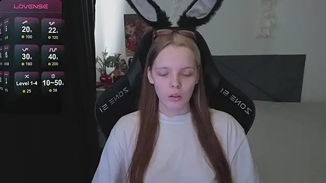 Luna Navy online show from 10/04/25, 08:56