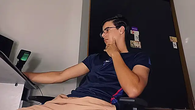 Snapshot of ThbxToyou chatting on 10/26/25, 10:04 ThbxToyou online show from 10/26/25, 10:04