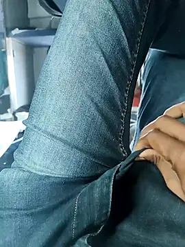 Snapshot of Fit_Guy143 chatting on 09/17/25, 04:47 Fit Guy143 online show from 09/17/25, 04:47