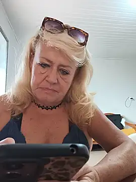 Snapshot of Belladama61 chatting on 05/26/26, 10:44 Belladama61 online show from 05/26/26, 10:44