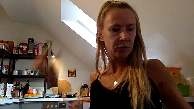 Snapshot of blondi2077 chatting on 09/12/25, 01:22 blondi2077 online show from 09/12/25, 01:22