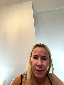 Snapshot of blondi2077 chatting on 10/11/25, 10:47 blondi2077 online show from 10/11/25, 10:47