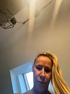 Snapshot of blondi2077 chatting on 10/25/25, 01:29 blondi2077 online show from 10/25/25, 01:29