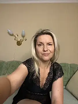 Snapshot of AliceSwan4011 chatting on 11/25/25, 02:06 AliceSwan4011 online show from 11/25/25, 02:06