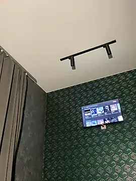 FavoriteKira online show from 11/08/25, 10:08