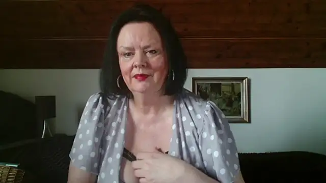 Snapshot of TiffanyMature chatting on 10/21/25, 08:26 TiffanyMature online show from 10/21/25, 08:26