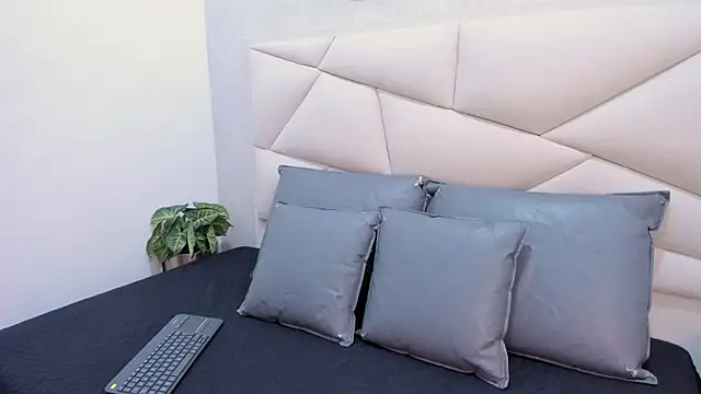 ValeriaJulio  online show from 12/20/25, 07:32