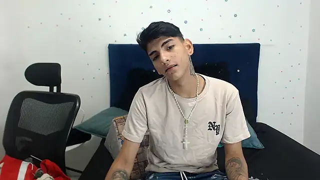 Snapshot of SkyAndSeth chatting on 10/09/25, 12:58 SkyAndSeth online show from 10/09/25, 12:58