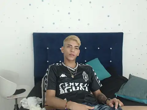 Snapshot of SkyAndSeth chatting on 10/16/25, 01:34 SkyAndSeth online show from 10/16/25, 01:34