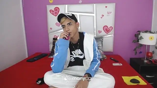 Snapshot of SkyAndSeth chatting on 10/18/25, 03:24 SkyAndSeth online show from 10/18/25, 03:24