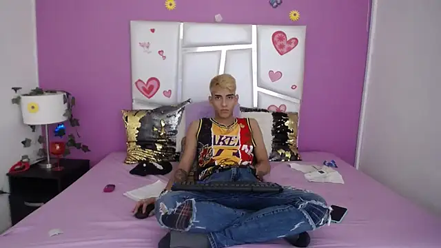 Snapshot of SkyAndSeth chatting on 10/23/25, 05:40 SkyAndSeth online show from 10/23/25, 05:40