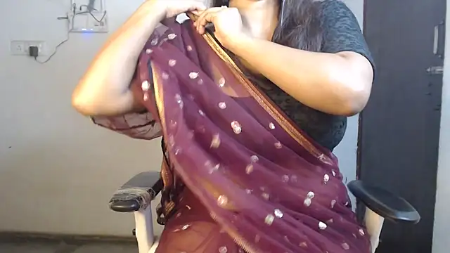 Snapshot of Samiksha- chatting on 05/21/26, 04:25 Samiksha- online show from 05/21/26, 04:25