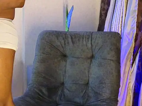 Snapshot of BenjaminCol_ chatting on 10/13/25, 10:32 BenjaminCol  online show from 10/13/25, 10:32