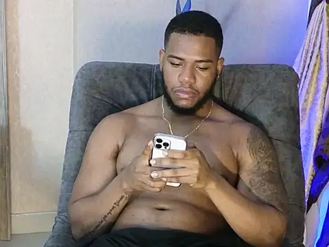 Snapshot of BenjaminCol_ chatting on 10/21/25, 10:32 BenjaminCol  online show from 10/21/25, 10:32