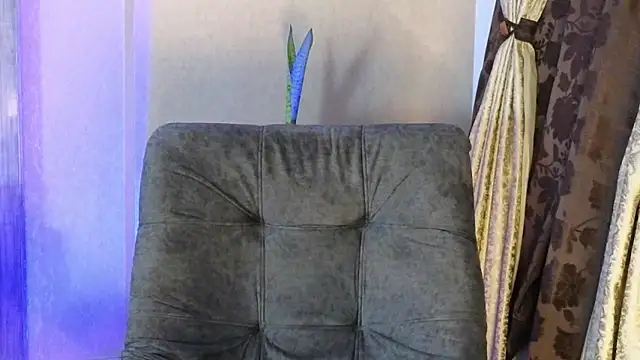 Snapshot of BenjaminCol_ chatting on 10/24/25, 01:35 BenjaminCol  online show from 10/24/25, 01:35