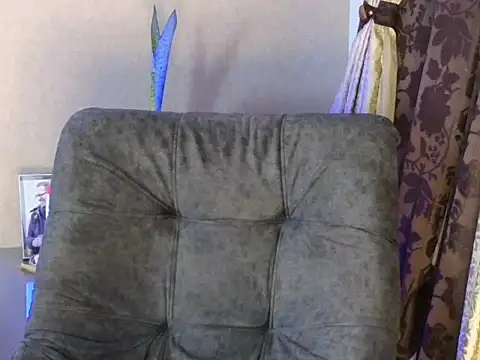 Snapshot of BenjaminCol_ chatting on 10/31/25, 01:39 BenjaminCol  online show from 10/31/25, 01:39