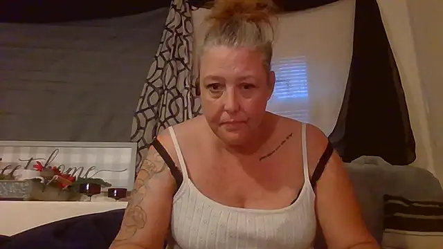 Snapshot of HotRedYeag chatting on 11/10/25, 12:15 HotRedYeag online show from 11/10/25, 12:15