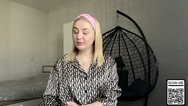 Snapshot of Blondie_xoxoxo chatting on 05/05/26, 06:43 Blondie xoxoxo online show from 05/05/26, 06:43