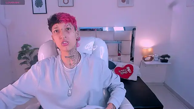 Snapshot of Luci_Rose chatting on 09/17/25, 01:57 Luci Rose online show from 09/17/25, 01:57