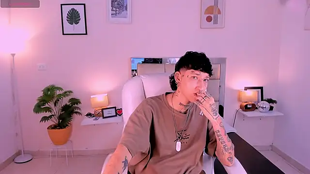 Snapshot of Luci_Rose chatting on 09/27/25, 02:27 Luci Rose online show from 09/27/25, 02:27