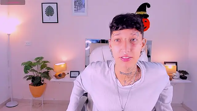 Snapshot of Luci_Rose chatting on 10/08/25, 02:14 Luci Rose online show from 10/08/25, 02:14