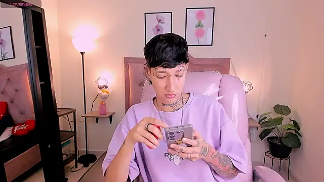 Snapshot of Luci_Rose chatting on 10/10/25, 02:43 Luci Rose online show from 10/10/25, 02:43