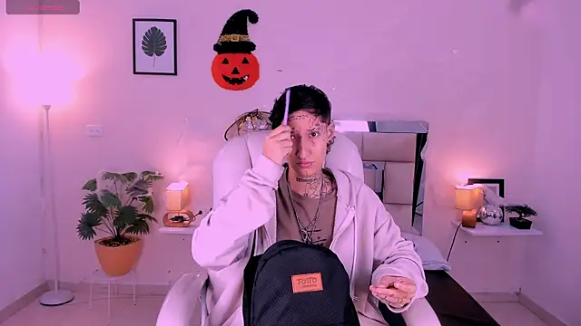 Snapshot of Luci_Rose chatting on 10/18/25, 03:09 Luci Rose online show from 10/18/25, 03:09