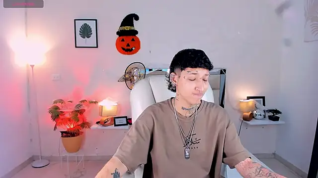 Snapshot of Luci_Rose chatting on 10/21/25, 02:12 Luci Rose online show from 10/21/25, 02:12