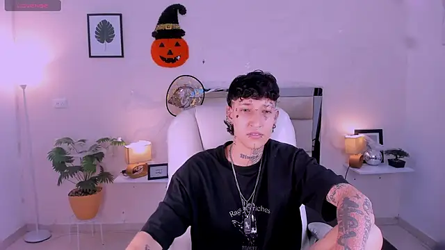 Snapshot of Luci_Rose chatting on 10/22/25, 04:02 Luci Rose online show from 10/22/25, 04:02