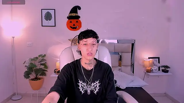 Snapshot of Luci_Rose chatting on 10/23/25, 02:33 Luci Rose online show from 10/23/25, 02:33