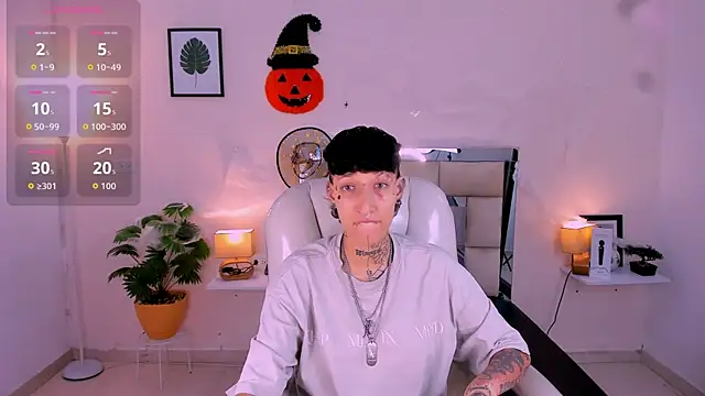 Snapshot of Luci_Rose chatting on 10/28/25, 02:04 Luci Rose online show from 10/28/25, 02:04