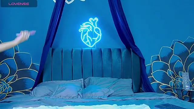 Maylu Fox online show from 10/12/25, 04:33